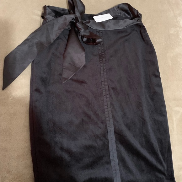 Black skirt with belt . Size 12 . - Picture 4 of 5